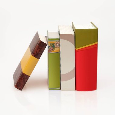 Beyaz arkaplan üzerine kitap yığını