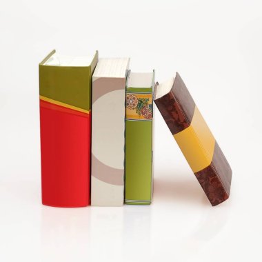 Beyaz arkaplan üzerine kitap yığını