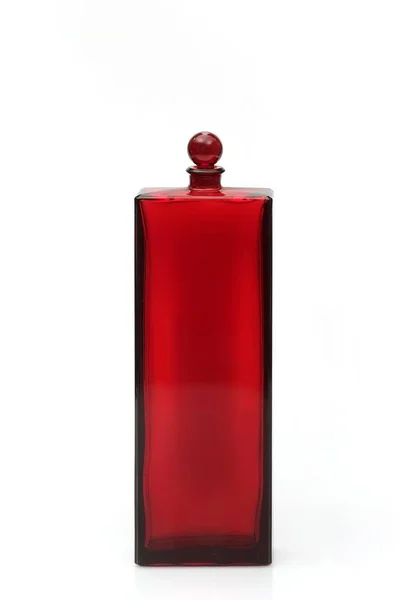 Красная бутылка для парфюмерии — стоковое фото