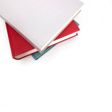 Beyaz arkaplan üzerine kitap yığını