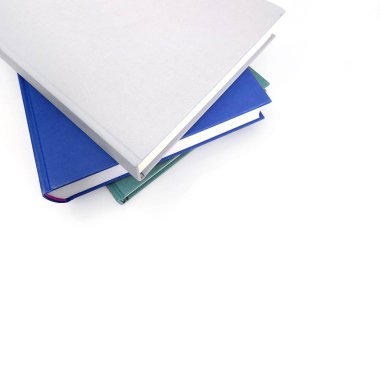 Beyaz arkaplan üzerine kitap yığını
