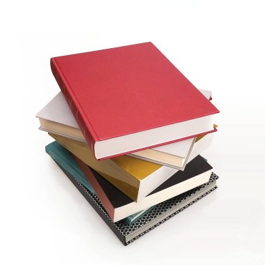 Beyaz arkaplan üzerine kitap yığını