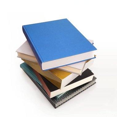 Beyaz arkaplan üzerine kitap yığını