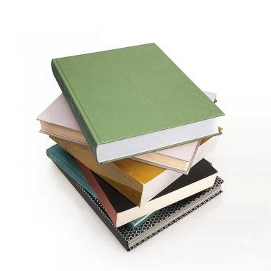 Beyaz arkaplan üzerine kitap yığını