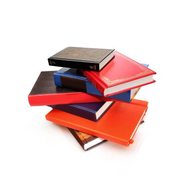 Beyaz arkaplan üzerine kitap yığını