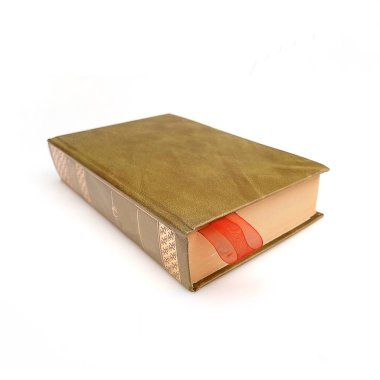 Beyaz bir arka planda çeşitli açılardan kitap