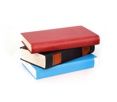 Beyaz arkaplanda izole kitap yığını