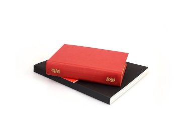 Beyaz arkaplanda izole kitap yığını