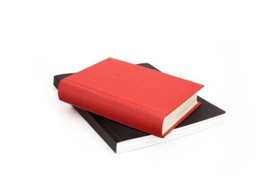 Beyaz arkaplanda izole kitap yığını