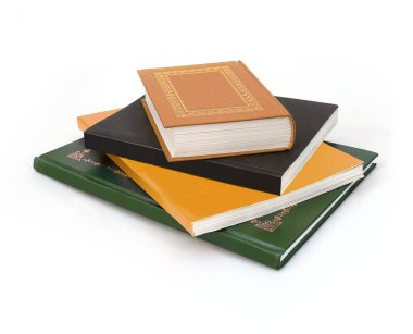 Beyaz arkaplanda izole kitap yığını