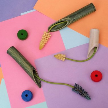 Yapay çiçek çok renkli bir arka plan üzerinde izole ile kompozisyon