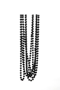 Beyaz bir arka plan üzerinde izole siyah kolye