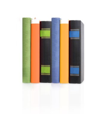 Beyaz arkaplanda izole kitap yığını