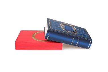 Beyaz arkaplanda izole kitap yığını