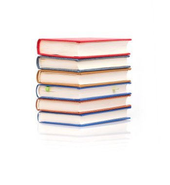 Beyaz arkaplanda izole kitap yığını