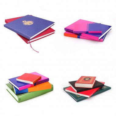 Beyaz arkaplanda izole kitap yığınları