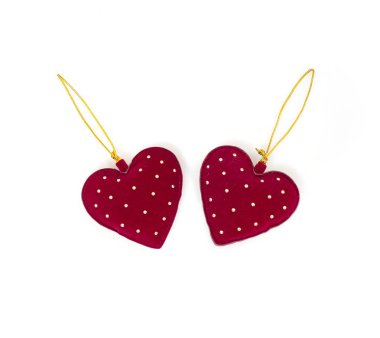 Kadife, beyaz arkaplanda izole edilmiş kalpleri okudu