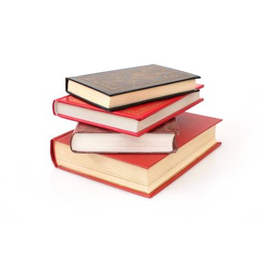 Beyaz arkaplanda izole kitap yığını