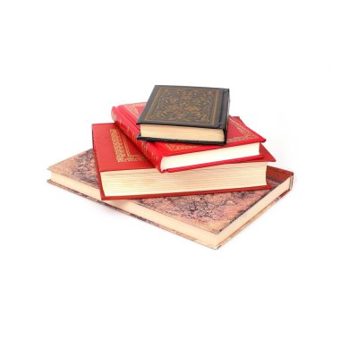 Beyaz arkaplanda izole kitap yığını