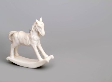 Tekerlekli at sandalyeleri (Noel ağacı oyuncağı) yeşil arka planda izole