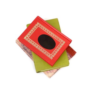 Beyaz arkaplanda izole kitap yığını