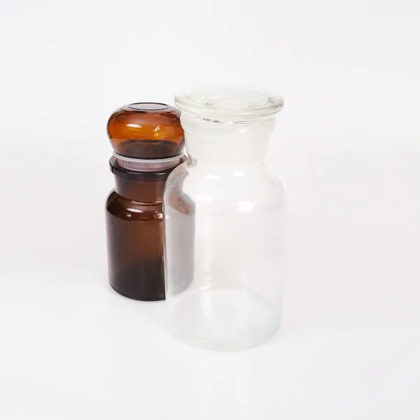 Braune Und Transparente Glasgefäße Für Labormedizinische Forschung Isoliert Auf Weißem — Stockfoto