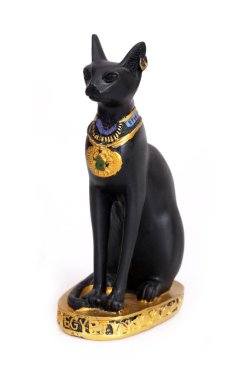 Mısır 'dan bir hatıra (tanrıça Bastet siyah kedi şeklinde) beyaz arka planda izole edilmiş.