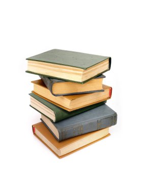 Beyaz bir arka plan üzerinde izole kitap yığını