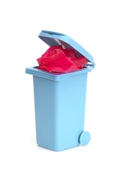 Отдельный мусорный бак на белом фоне