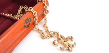 Tahta mücevher kutusu beyaz arka planda izole edilmiş.