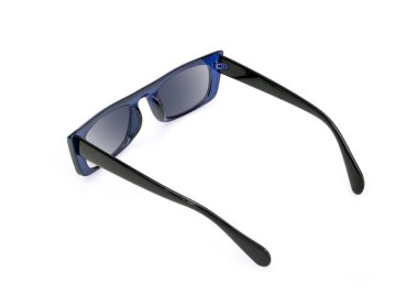 Bir portreye başvurmak için beyaz arkaplanda izole edilmiş güneş gözlükleri