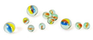 Beyaz arkaplanda cam saydam toplar