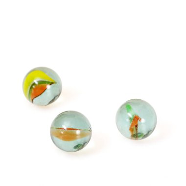 Beyaz arkaplanda cam saydam toplar