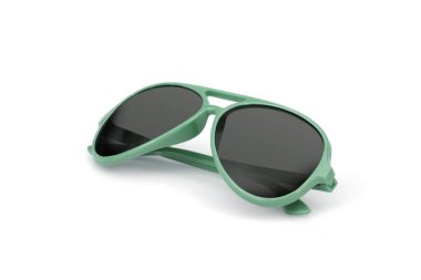 Bir portreye başvurmak için beyaz arkaplanda izole edilmiş güneş gözlükleri