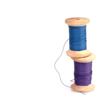 beyaz arkaplanda izole edilmiş iplik makarası