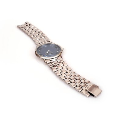 Beyaz arka planda izole edilmiş metal bir kayış üzerindeki kol saati