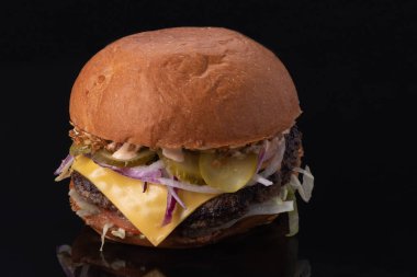 Koyu arkaplanda hamburger, menü için ayna yansıması.