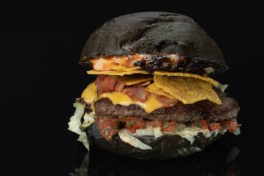 Koyu arkaplanda hamburger, menü için ayna yansıması.