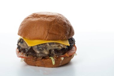 Bir kafe, restoran, bar menüsü için beyaz arka planda hamburger.