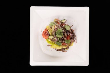 Siyah arka planda bir bar, kafe ve restoran için atıştırmalık.