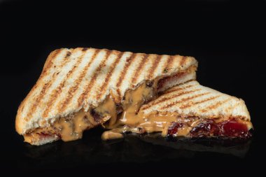 Siyah arka planda bir bar, kafe ve restoran için atıştırmalık.