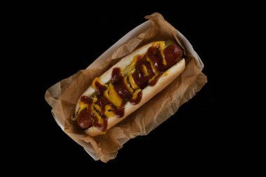 Siyah arka planda bir bar, kafe ve restoran için atıştırmalık.