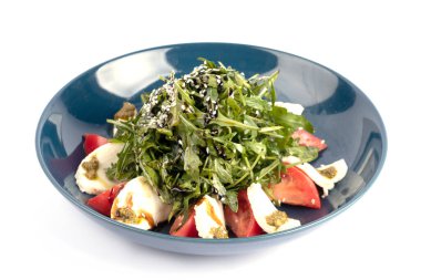 Menü ve web için beyaz tabakta salata