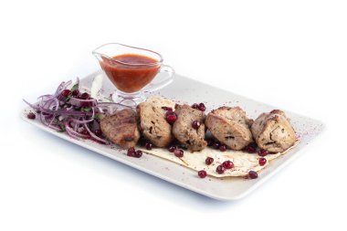 Menü ve ağ için beyaz tabakta taze sebzeli domuz şişi ve kırmızı sos.