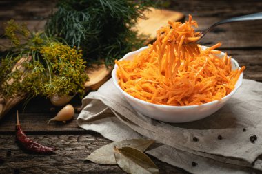 Koyu renkli ahşap bir masada turşular, hafif tekstil ve tahta kesim.