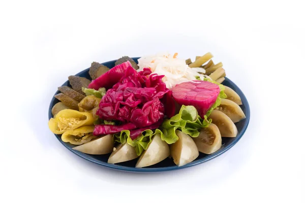 Appetizer van gezouten en gepekelde groenten op een witte plaat voor mana en web — Stockfoto