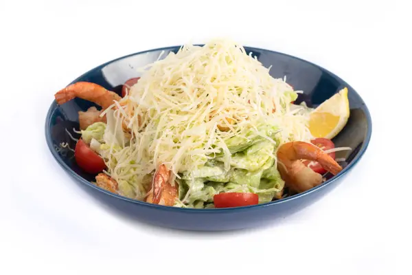 Салат Цезарь с креветками на белой тарелке для меню и паутины — стоковое фото