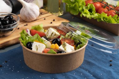 İçi mavi tekstil üzerine açık kapaklı eko ambalajlı Yunan salatası