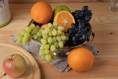 Ahşap arka planda taze meyve, tahta tahta tahta ve bıçak kesme. Sağlıklı bir diyet için meyve tabağı ve taze meyve suyu ya da krema..