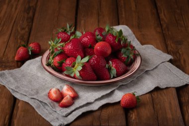 Tahta arka planda taze ve sulu çilekler. Vejetaryen yemeği. Meyveler.